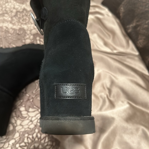 Ugg boots with side toggle and hidden wedge. Size 12 - Picture 3 of 3